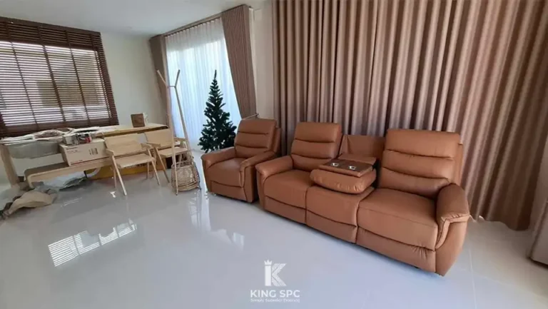 สภาพก่อนปูพื้น (Before) พื้นกระเบื้องเดิมในห้องนั่งเล่น บ้านเดี่ยวโครงการ Perfect Place เลคฟอเรสต์