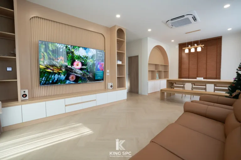 ตกแต่งห้องนั่งเล่นด้วยผนัง Built-in ไม้ เข้าชุดกับพื้น SPC ลายก้างปลา สี Oak