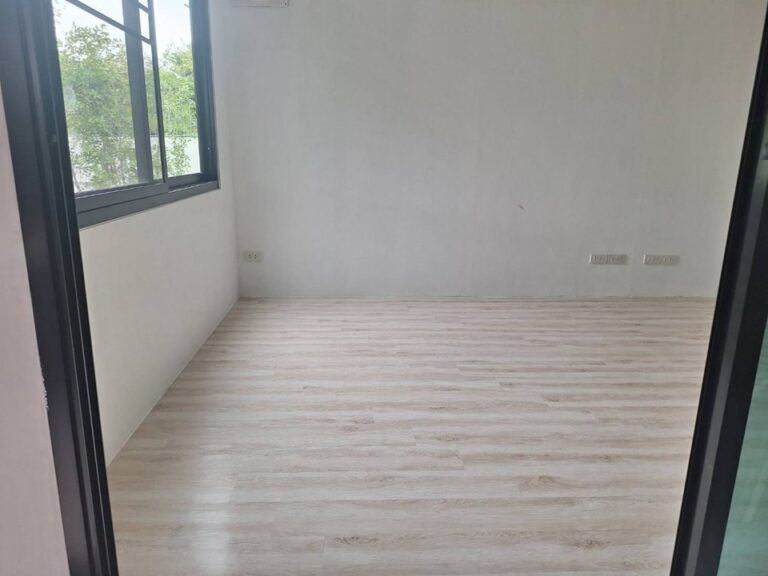 ไอเดียรีโนเวทห้องด้วยพื้น SPC ลายไม้ปูตรง ทนน้ำ กันปลวก 100% เหมาะสำหรับแต่งบ้านสไตล์มูจิ โซนปทุมธานี