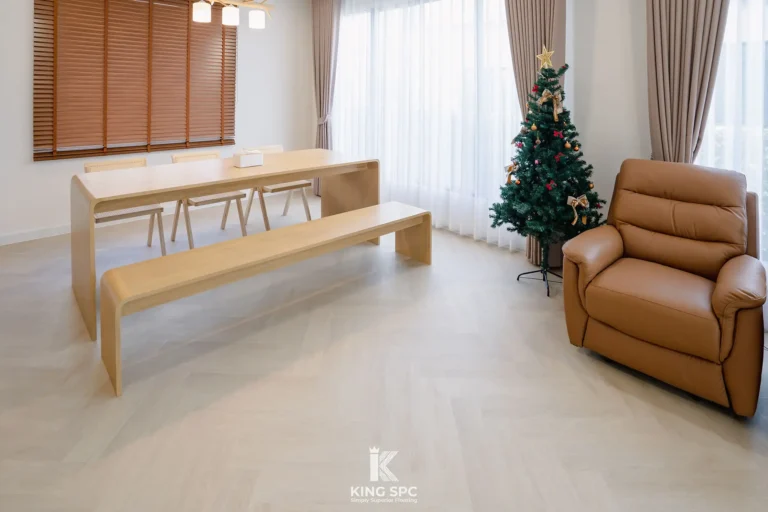 พื้น SPC ลายก้างปลา สีไม้โทนอ่อน เข้ากับการแต่งบ้านโทน Warm & Cozy