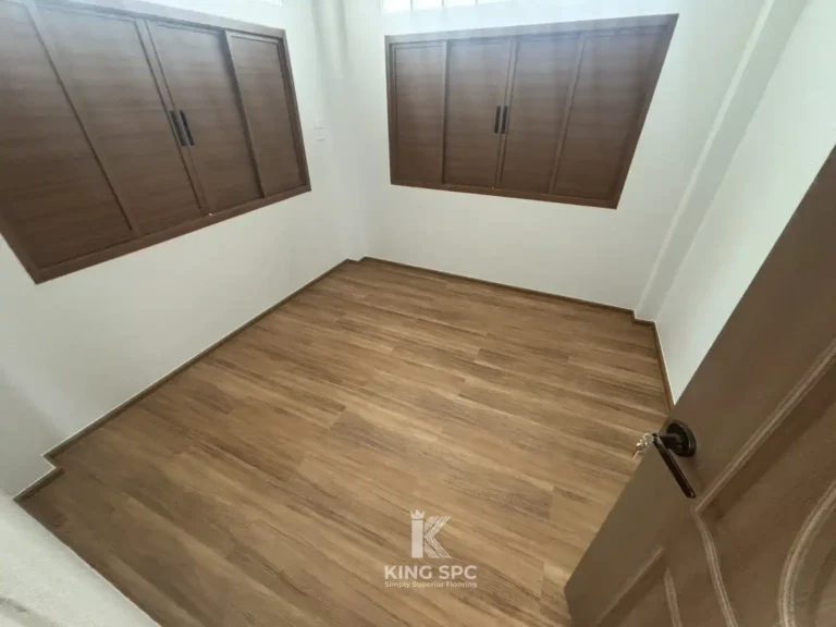 พื้น SPC ลายไม้ธรรมชาติ สี American Hickory แต่งห้องสไตล์ Warm & Cozy สวยเนียนตา